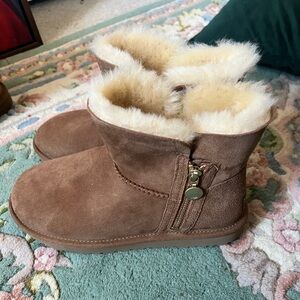 UGG Bailey Zip Mini boots in chestnut suede.. size 8